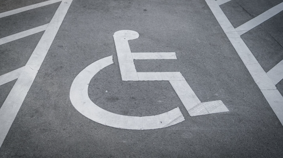 Simbolo internazionale di accessibilità su un parcheggio riservato alle persone con disabilità
