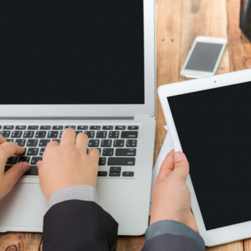 L13 – Contributo tablet e PC per figli in età scolare Computer portatile e tablet su una scrivania con materiale scolastico