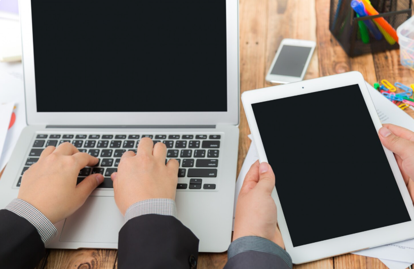 Computer portatile e tablet su una scrivania con materiale scolastico