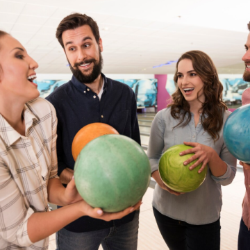 L11 – Bonus cultura e sport Quattro persone con palle da bowling in una sala da bowling